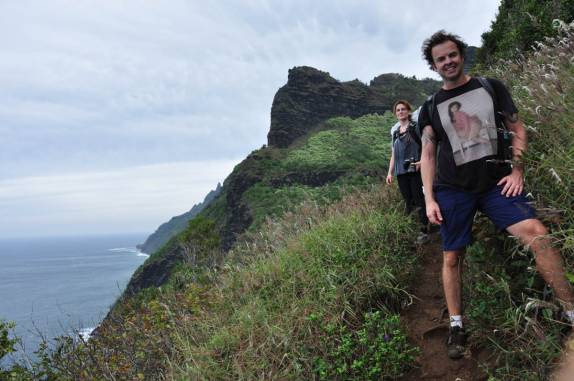 Percorrendo a magnífica trilha para o Kalalao, na Na'Pali Coast, em Kauai, no Havaí